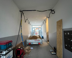 Schiebe-Zug-Verfahren: Die Lösung für eine dauerhaft trockene Außendecke Entdecken Sie das Schiebe-Zug-Verfahren, die innovative Lösung für die Hinterlüftung gedämmter Decken im Außenbereich. Diese Technik schützt Ihre Decke effektiv vor Feuchtigkeitsschäden und sorgt für ein langes, gesundes Leben.