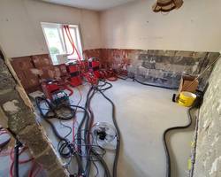 Corroventa Schiebe-Zug-Verfahren: Die Lösung für trockene Estrich-Dämmschichten Bekämpfen Sie Feuchtigkeitsschäden effektiv mit dem Corroventa Schiebe-Zug-Verfahren. Diese innovative Methode garantiert eine schnelle und gründliche Trocknung Ihrer Estrich-Dämmschicht.